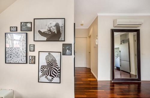 Northcote Apartment | Stunning 2-Bed Unit with BBQ Patio near Dining