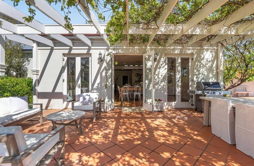 Canobolas House | Stunning Country Getaway - Pool + Tennis Court