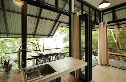 Hulu Selangor House | Stunning Mountain View Lodge with Pool Lauhaus2