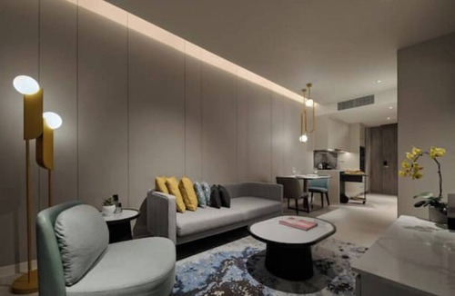 Kuala Lumpur City Centre Hotel | Stylish 1BR Suites Deluxo Bukit Bintang with Breakfast