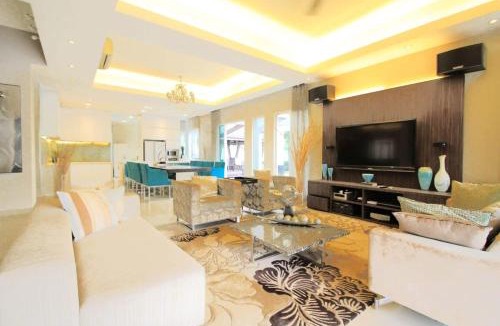 Cheras House | Stylish 4BR Retreat with Gazebo & Garden Oasis