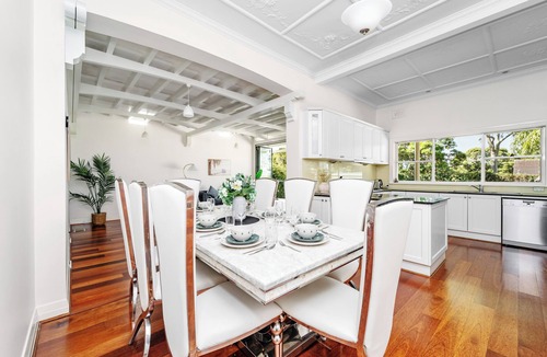 Strathfield House | Stylish 6BR Strathfield House – Tennis & Fun Games