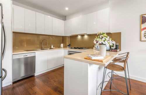 Melbourne House | Stylish Modern 3BR Townhouse in Camberwell near Train,Tram& Shops