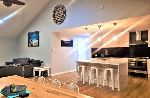 Manyana House | Stylish modern open‑plan beach house offering a warm, welcoming, home‑like vibe.