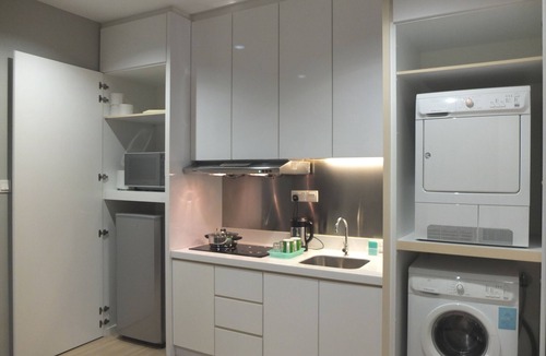Tanjung Tokong Apartment | Stylish Room with Bath and Kitchenette Living