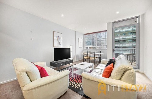 City West Apartment | Stylish Split-Level 1BD - Pool & Sauna, near ANU