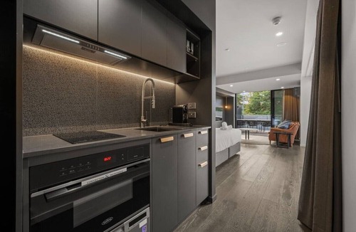Braddon Apartment | Stylish Studio w/Generous Balcony, AC & Parking!