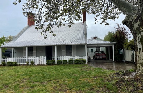 Bathurst Apartment | Stylishly renovated heritage property, in quiet tree lined st close to the CBD