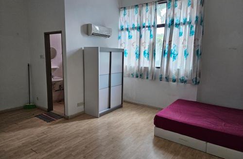 Kampung Batu Uban House | Sunny Point Hostel