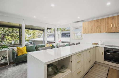 Summerland Point House | Sunset Shore Retreat – Waterfront Reserve Escape a