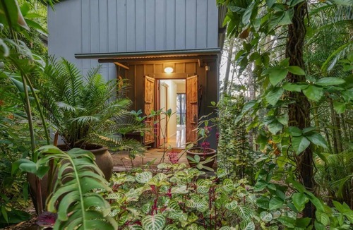 Mapleton Cottage | Sunshine Coast Hinterland. Couples Getaway. Cosy with Fireplace. Pet-Friendly!