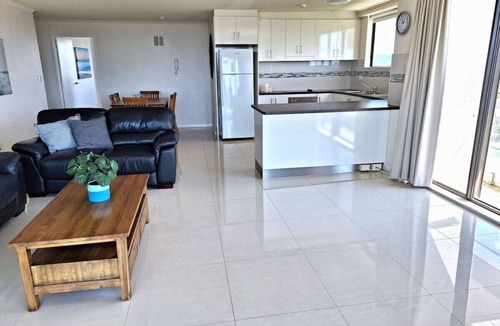 Mermaid Waters Apartment | Supa sized 3 bedroom 2 bath