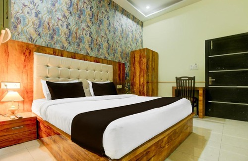 Amritsar Hotel | Super Collection O by OYO Ishwar Nagar Near Golden Temple Formerly Chahal Residency
