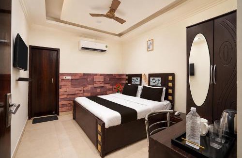 Vasundhara Hotel | Super Collection O Sector 5 Ghaziabad Formerly Five Seas
