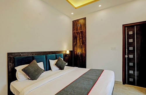 Noida Hotel | Super Collection O Sector 55 Noida