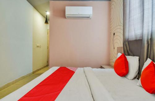 Pitampura Hotel | Super Hotel O D Plaza Near by Pitampura Metro Station