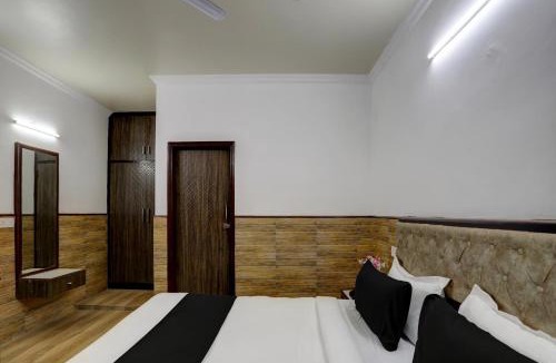 Sector D Hotel | Super Hotel O POONAM VILLA