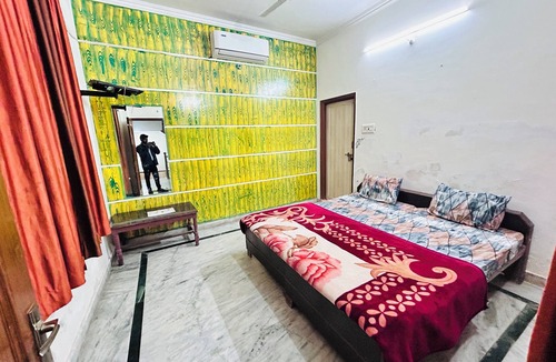 Vrindavan House | Superb 9-bedroom house with AC in charming Vrindavan