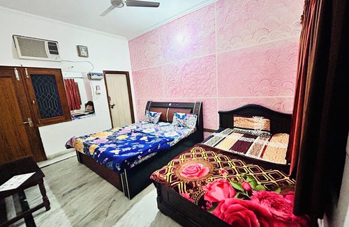 Vrindavan House | Superb 9-bedroom house with AC in charming Vrindavan
