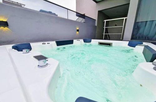 Taman Melaka Raya Apartment | SuperPrivateSPAJacuzzi#UnblockFullySeaView#2bedrooms#Netflix#FreeParking#Balcony#ImperioResindece