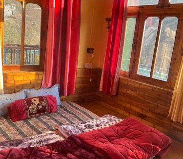 Manali Hostel | Swaranya Art Escape