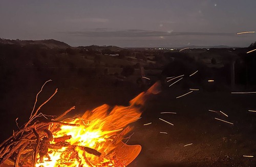Rosebrook Cottage | t“Romantic Countryside Escape – Cozy Hot Tub & Scenic Views”