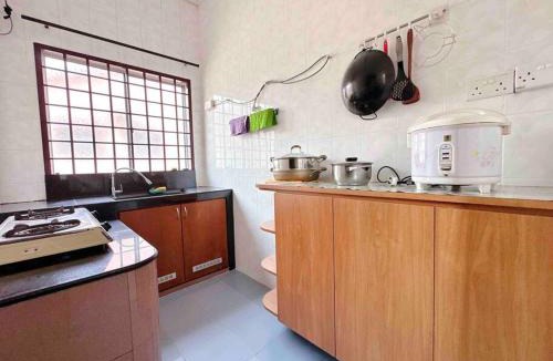 Taman Universiti House | TAMAN UNIVERSITI THREE BEDROOMS 6-10Pax UTM, SKUDAI