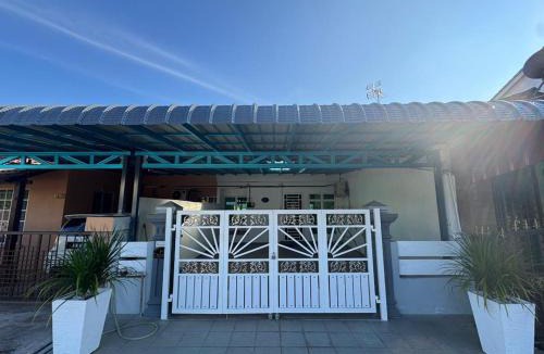 Kawasan Perindustrian Mara House | Teratak Perantau Homestay - Dekat Dengan Airport KB