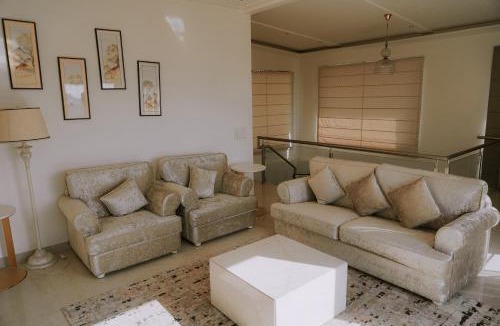 Shimla Villa | The Auramah Retreat - 4BHK Villa with Mountain & Valley View - Private Balconies & Parking