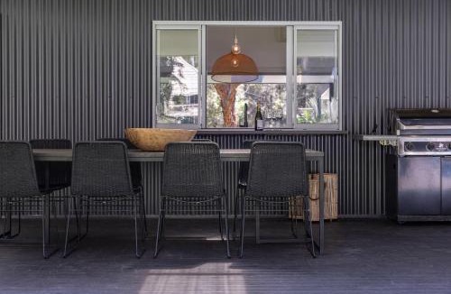 Elizabeth Beach House | The Black Beach House