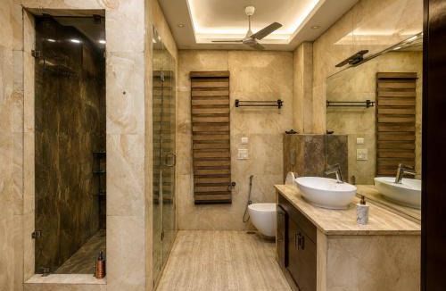 Mukherjee Nagar Hotel | The Cave Play & Pause