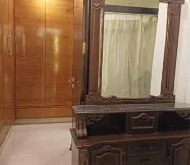 Mukherjee Nagar Hotel | The Cave Play & Pause