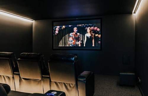 Hepburn House | The Deck ~ Hepburn Springs/Daylesford ~ Spa, Sauna, Home Cinema!