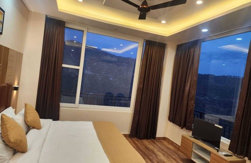 Kandaghat Hotel | The Dragon'S