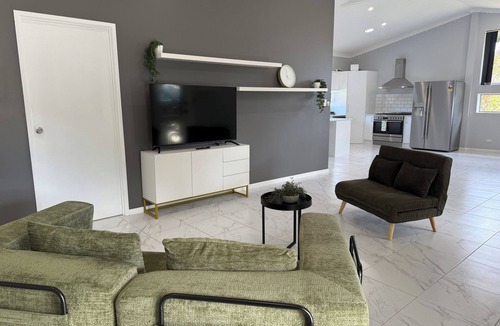 Stanthorpe Hotel | The Green Shouse. 2 Bedroom house, cosy wood fire