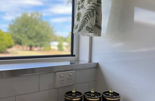 Stanthorpe Hotel | The Green Shouse. 2 Bedroom house, cosy wood fire