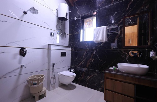 Kaul Hotel | The Hoften Snowia Luxury Stay Near Bhalugarh Waterfall