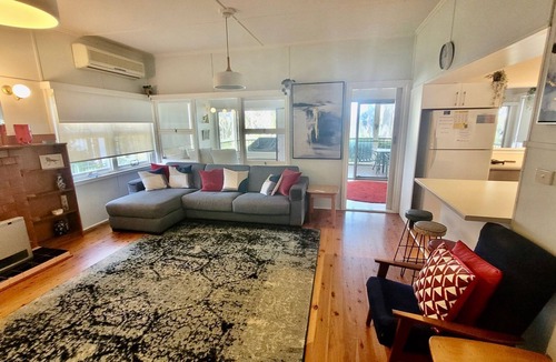 Sanctuary Point House | The Ideal Spot by Book Jervis Bay - Pet Friendly Waterfront with Retro Styling