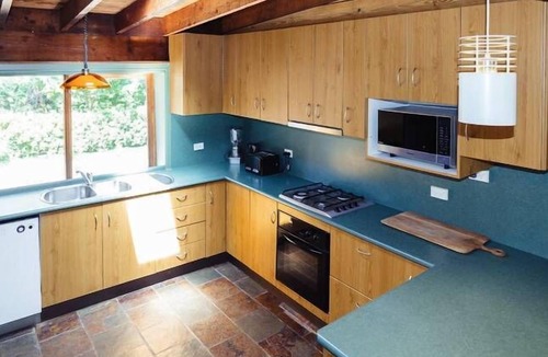 Robertson House | THE MAPLE LODGE - Alpacas, Pigs, Goats, Chickens, Outdoor Pizza Oven, Games Room