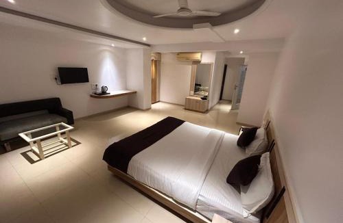 Kadachiwadi Hotel | The Neelam Executive