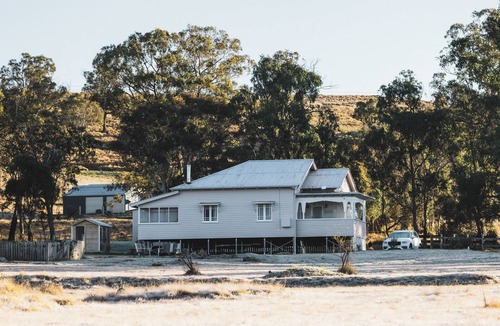 Tenterfield House | The Perfect Pink Queenslander in the High Country