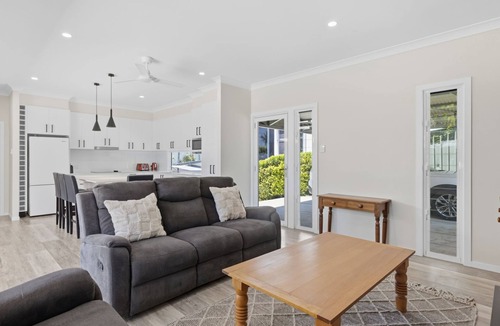 Coolangatta House | The Queenslander - Pet Friendly Home in Coolangatta - Min. 3 Night Stays!
