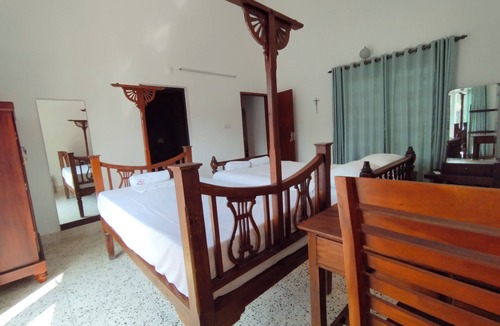 Kumbalam Bed & Breakfast | The Reds Heritage. Spacious rooms, vast gardens with a refreshing pool.