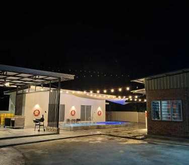 Port Dickson House | The Rina Homestay-Whole Villa with Private Pool,BBQ & Karaoke-1Min Beach-