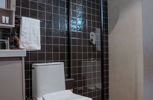 Thousand Lights West Bed & Breakfast | The Roost At Wallace Garden