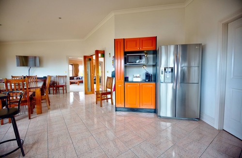 Bathurst House | The Round House ~Truly Unique ~ Sleeps 14 ~ Close to CBD and Mount Panorama!