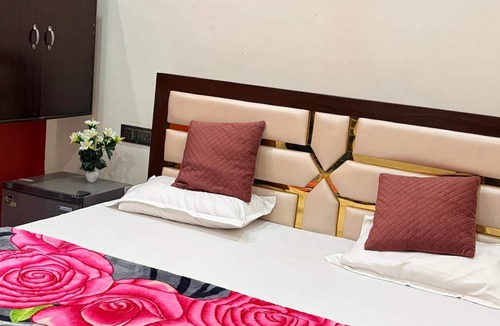 Faizabad Bed & Breakfast | The Saroj Palace