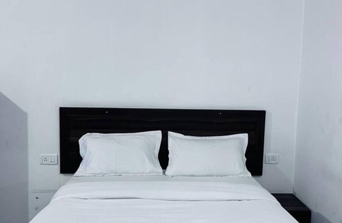 Calangute Hotel | The Sunshine Calangute Cozy - Bed - AC - Wi-Fi