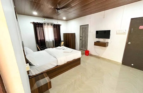 Calangute Hotel | The Sunshine Calangute Cozy - Bed - AC - Wi-Fi