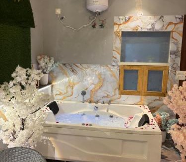 Sushant Lok Apartment | The terrace affair studio with jacuzzi